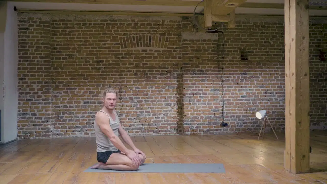 Kadr z treningu Joga Ashtanga Księżycowa Pozycje Stojące