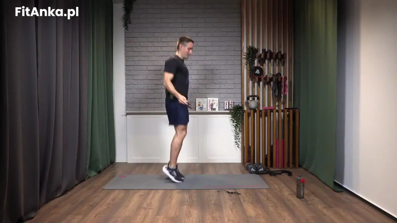 Kadr z treningu CrossFit Kriss - stabilizacja w ruchu ze sprzętem