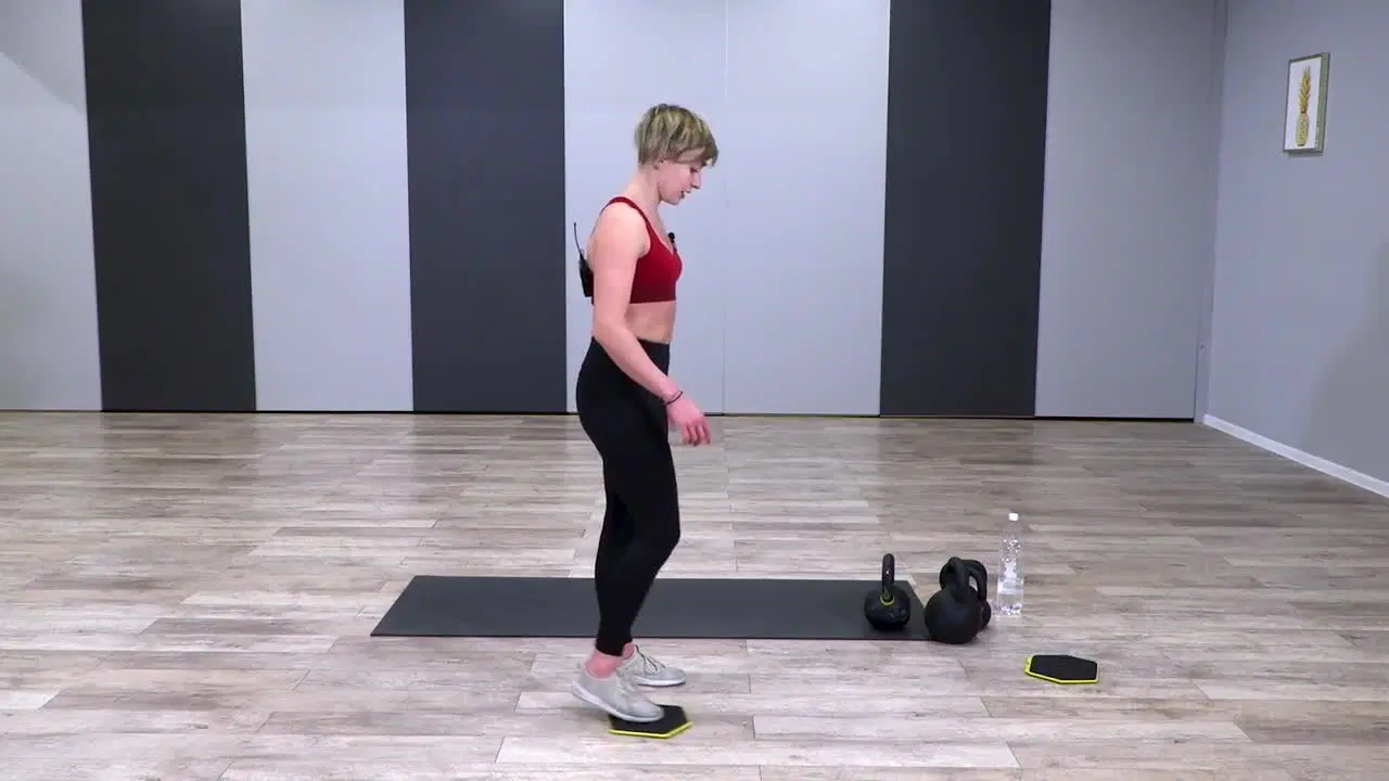 Kadr z treningu Siłowy obwód z kettlebell i slide dyskami
