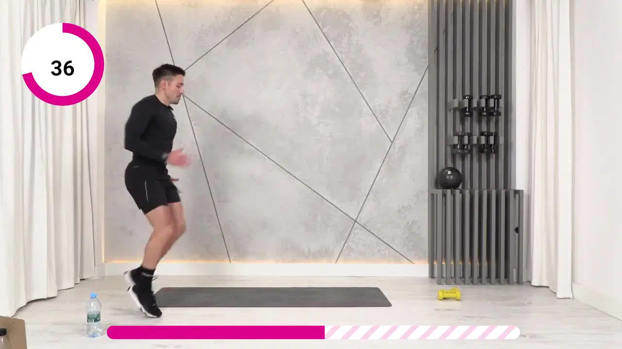 Kadr z treningu Power cardio and ABS - kondycja i koordynacja z ciężarkami
