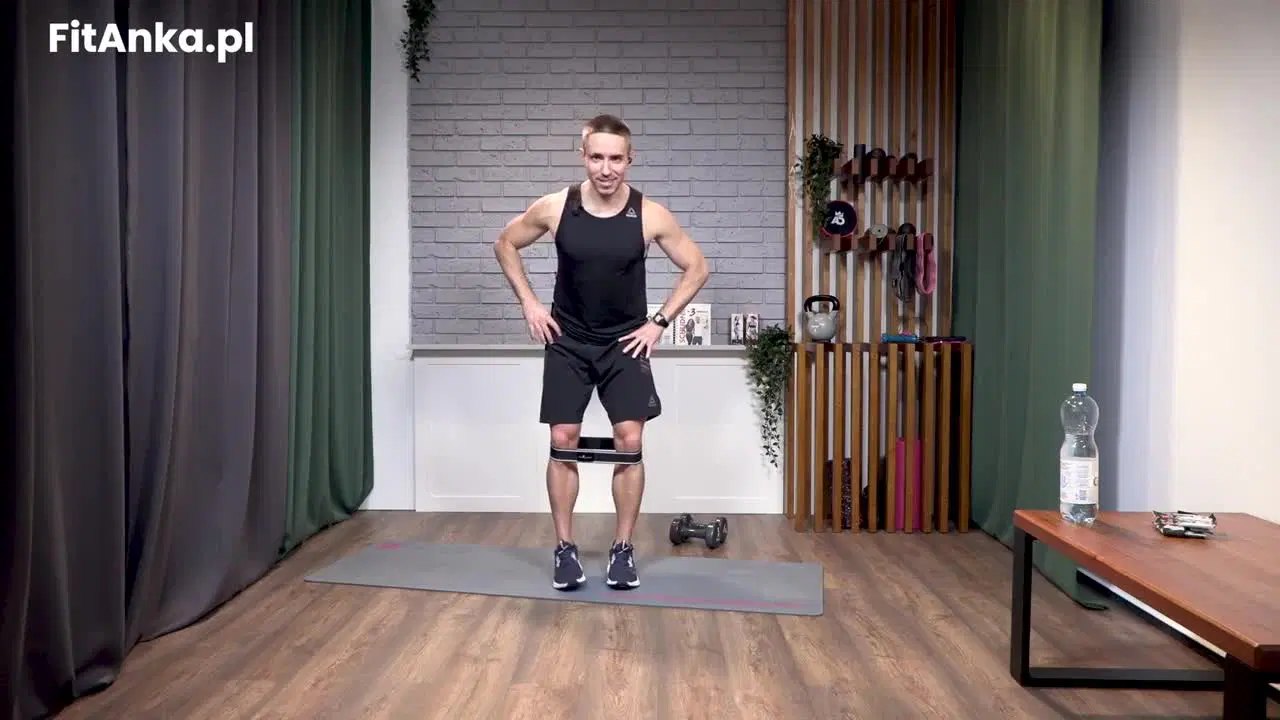 Kadr z treningu CrossFit Kriss - moc i kontrola z gumą hip band i ciężarkami