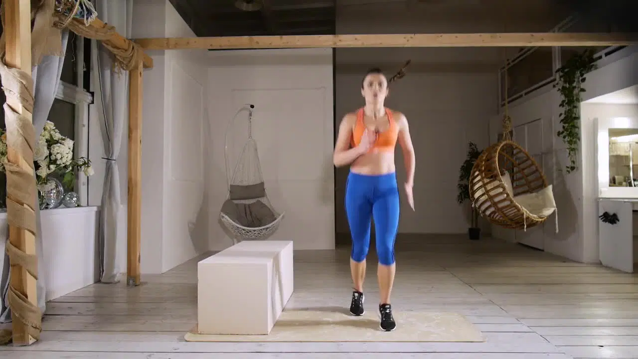 Kadr z treningu Cardio z krzesłem