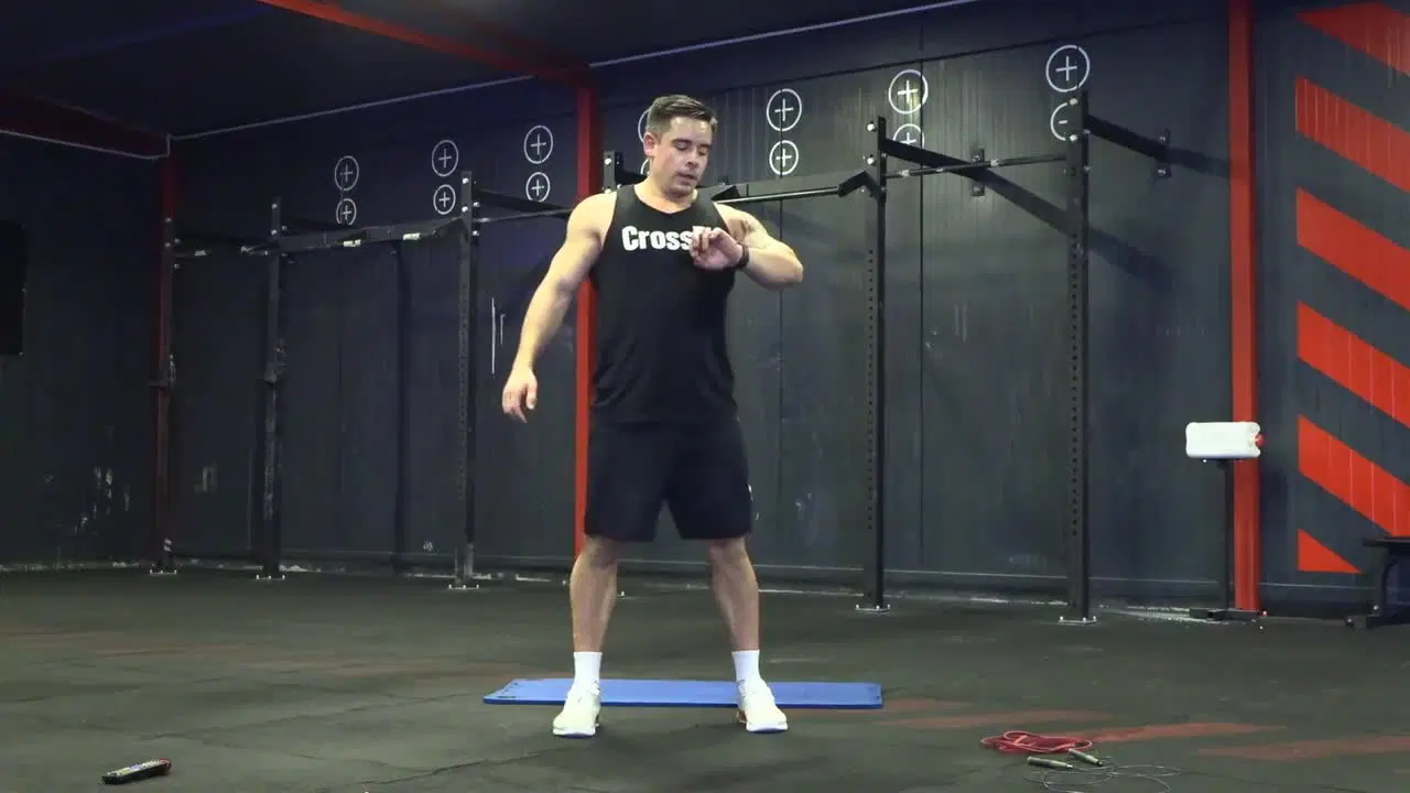 Kadr z treningu CrossFit w domu - crossfit funkcjonalny z gumą power band i skakanką