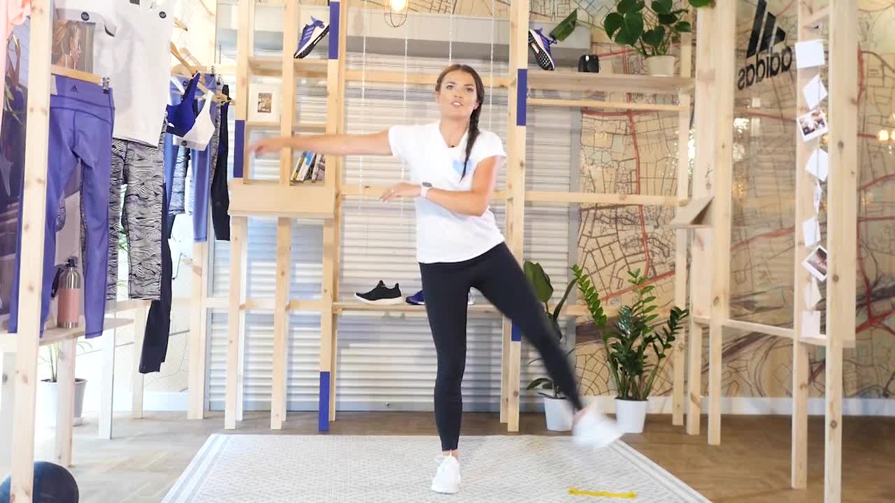 Kadr z treningu Trening siłowy z minim bandem - kontrola ruchu z gumą hip band