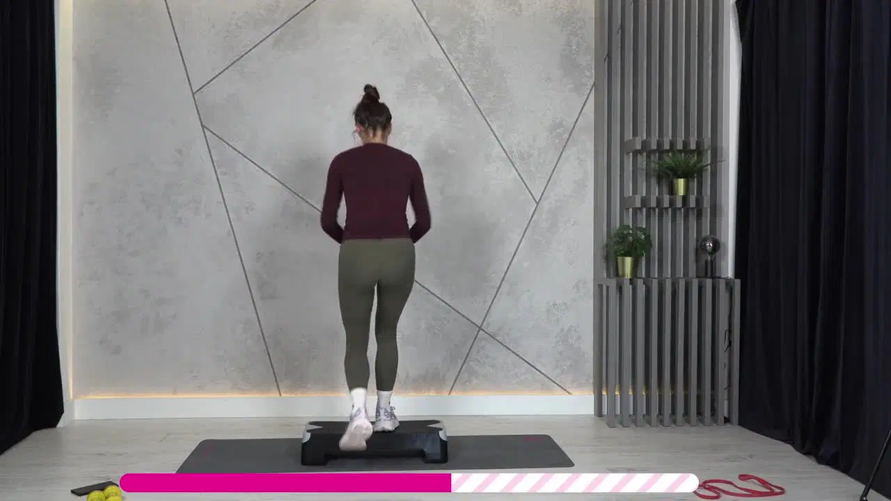 Kadr z treningu Cardio step + modelowanie ciała - kondycja i koordynacja