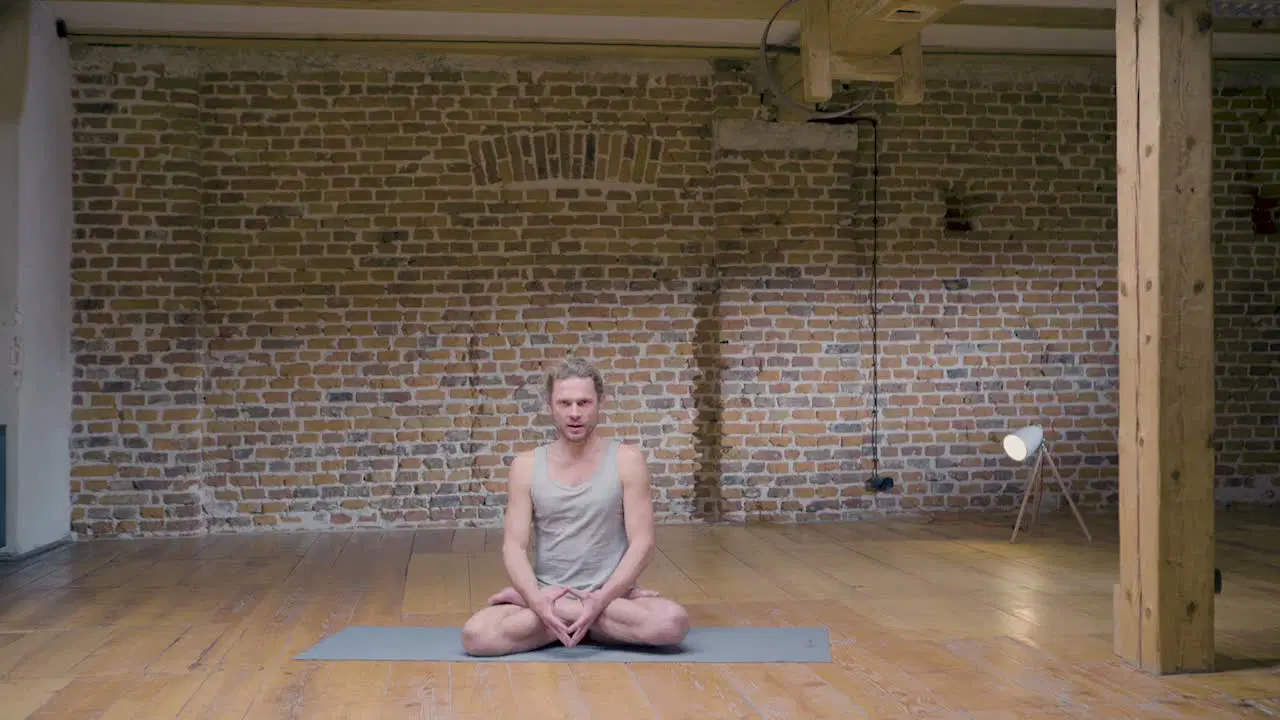 Kadr z treningu Joga Ashtanga Księżycowa Pozycje Siedzące