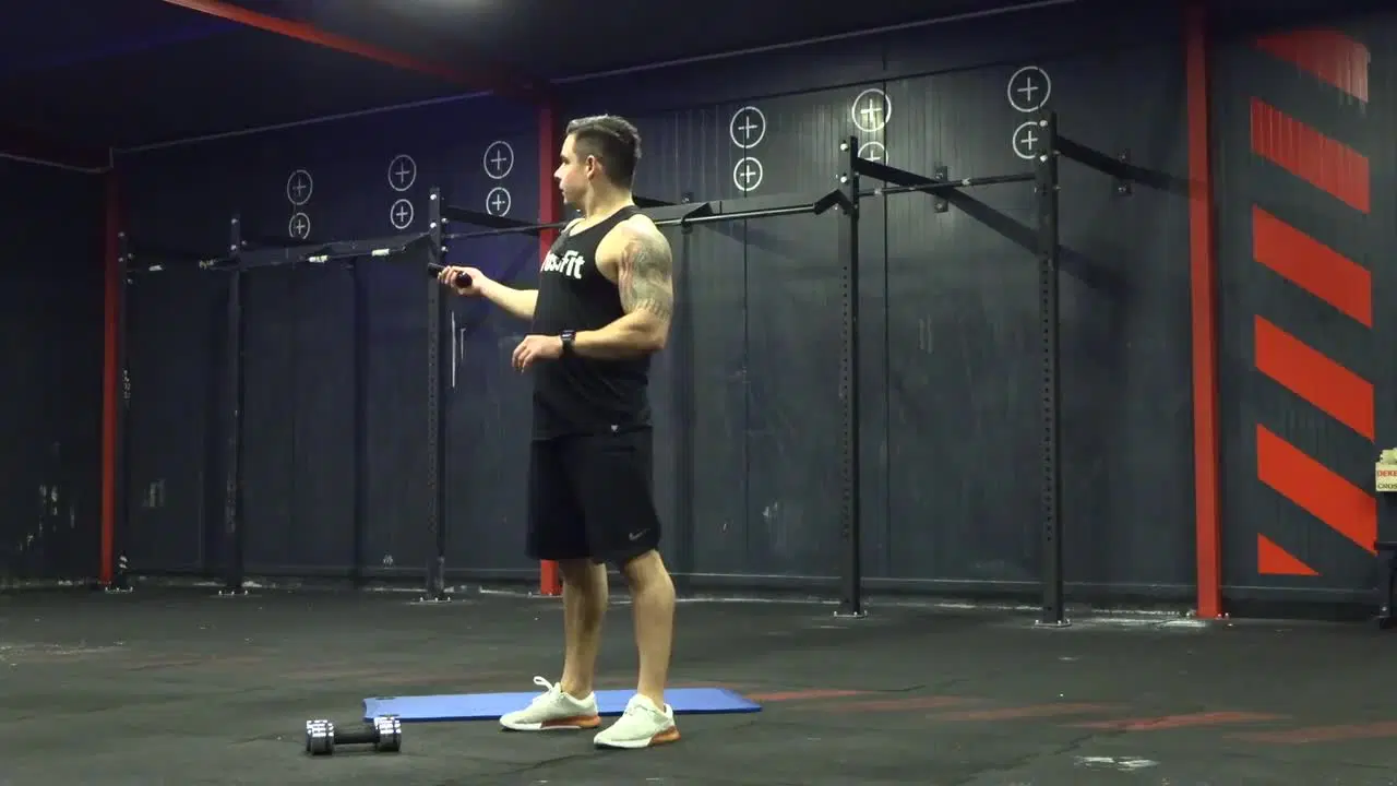 Kadr z treningu CrossFit w domu - wytrzymałość i moc z ciężarkami