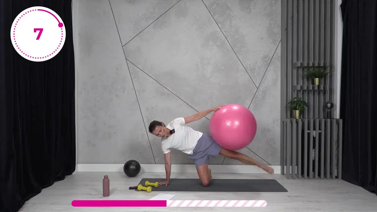 Kadr z treningu Płaski Brzuch i Cardio z Piłką - dynamiczne cardio