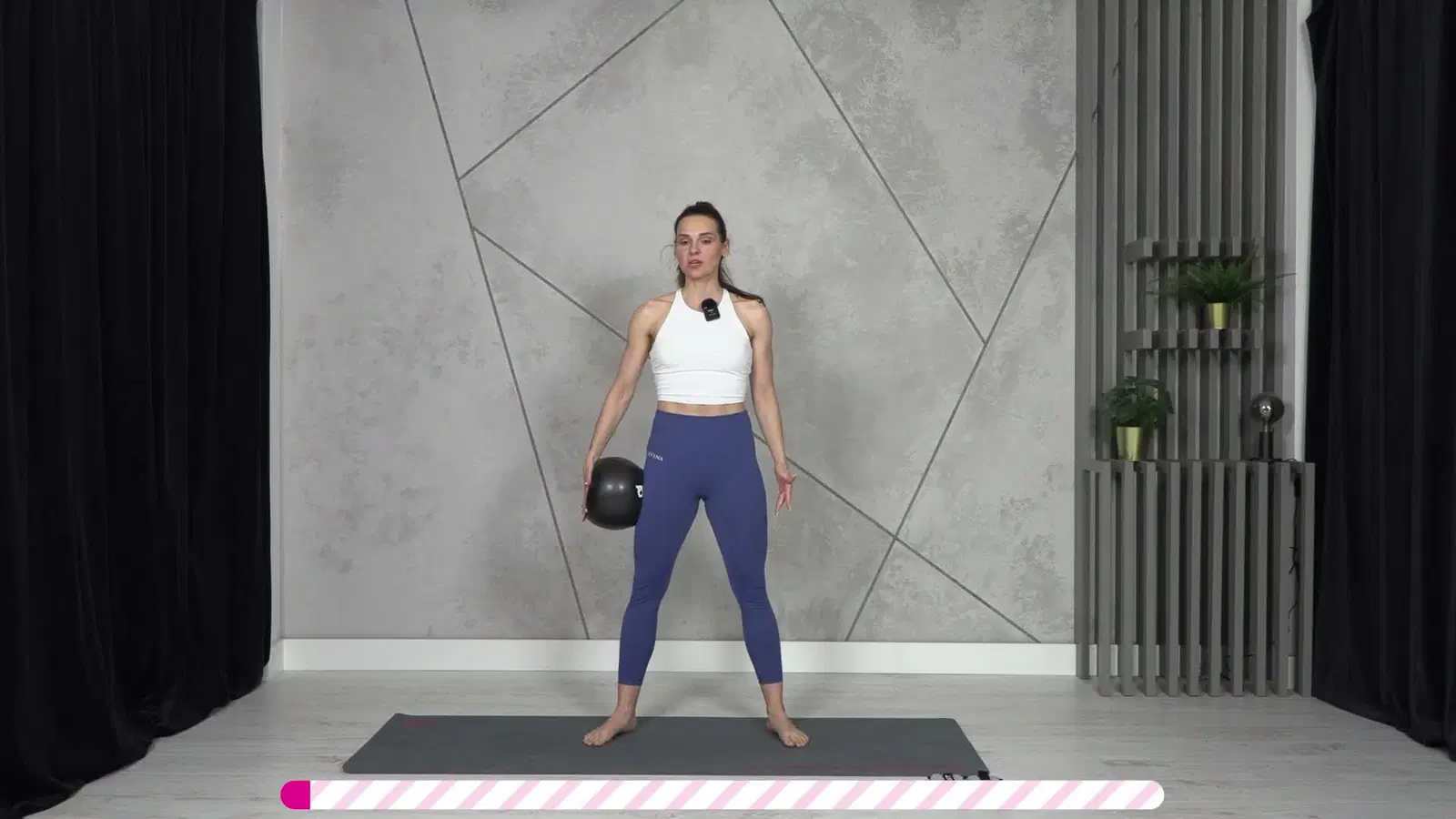Kadr z treningu Pilates Flow: brzuch, talia, pośladki - stabilny core ze sprzętem