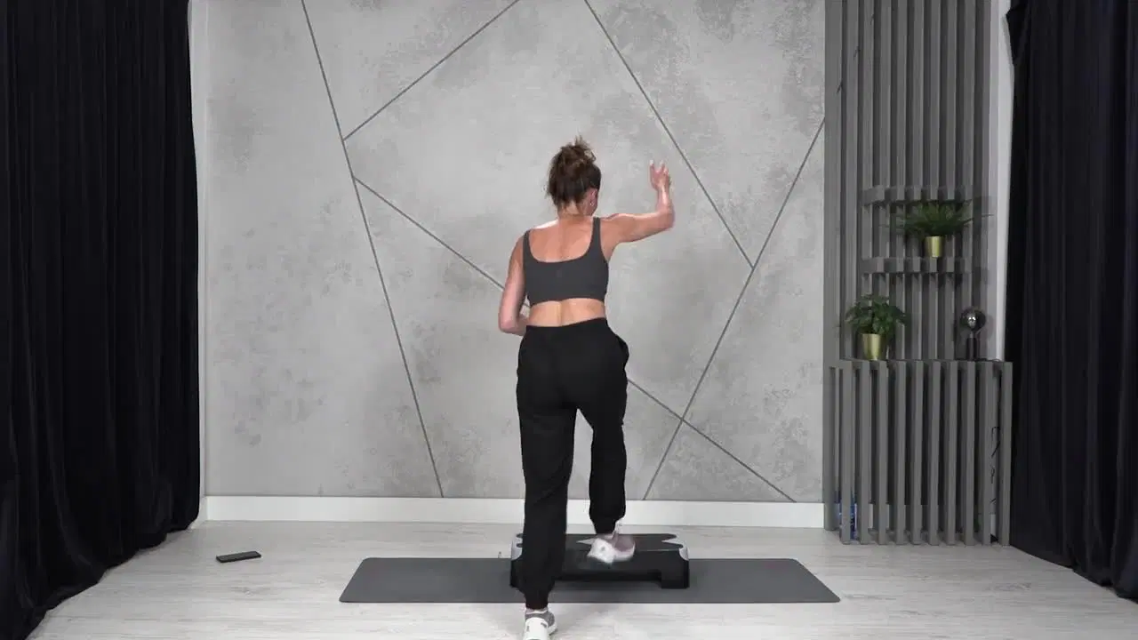 Kadr z treningu Cardio step z treningami z generatora - kondycja i koordynacja