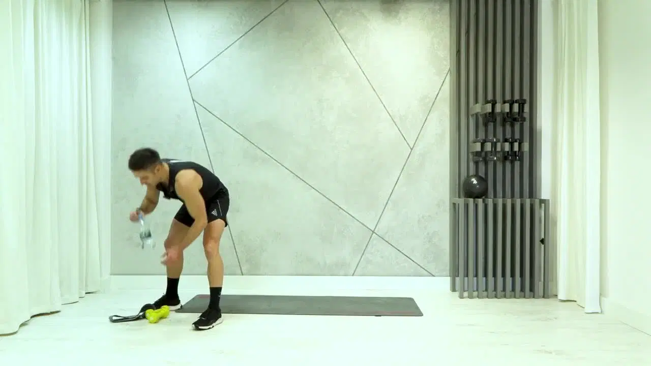 Kadr z treningu Power cardio and ABS - dynamiczne cardio z ciężarkami i gumą hip band