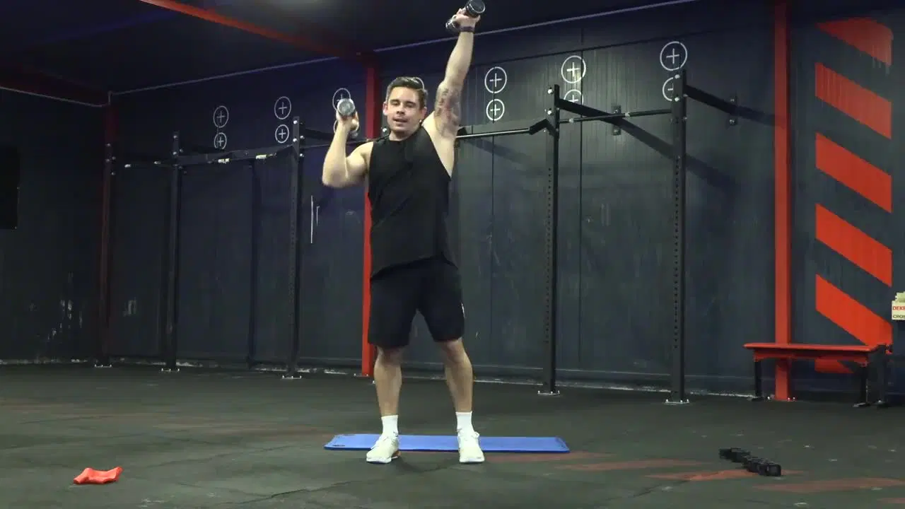 Kadr z treningu CrossFit w domu - siła i tempo z ciężarkami