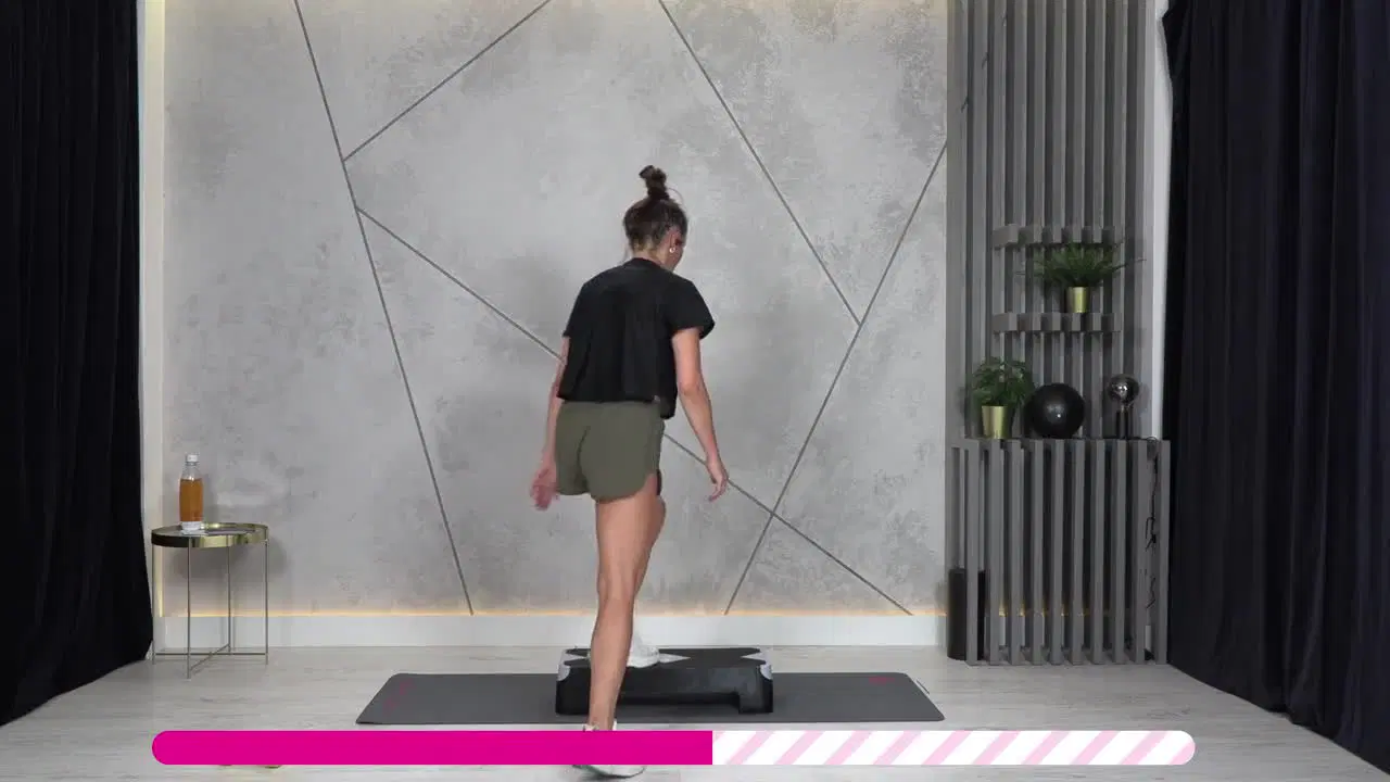 Kadr z treningu Cardio step w domu dla każdego - cardio funkcjonalne