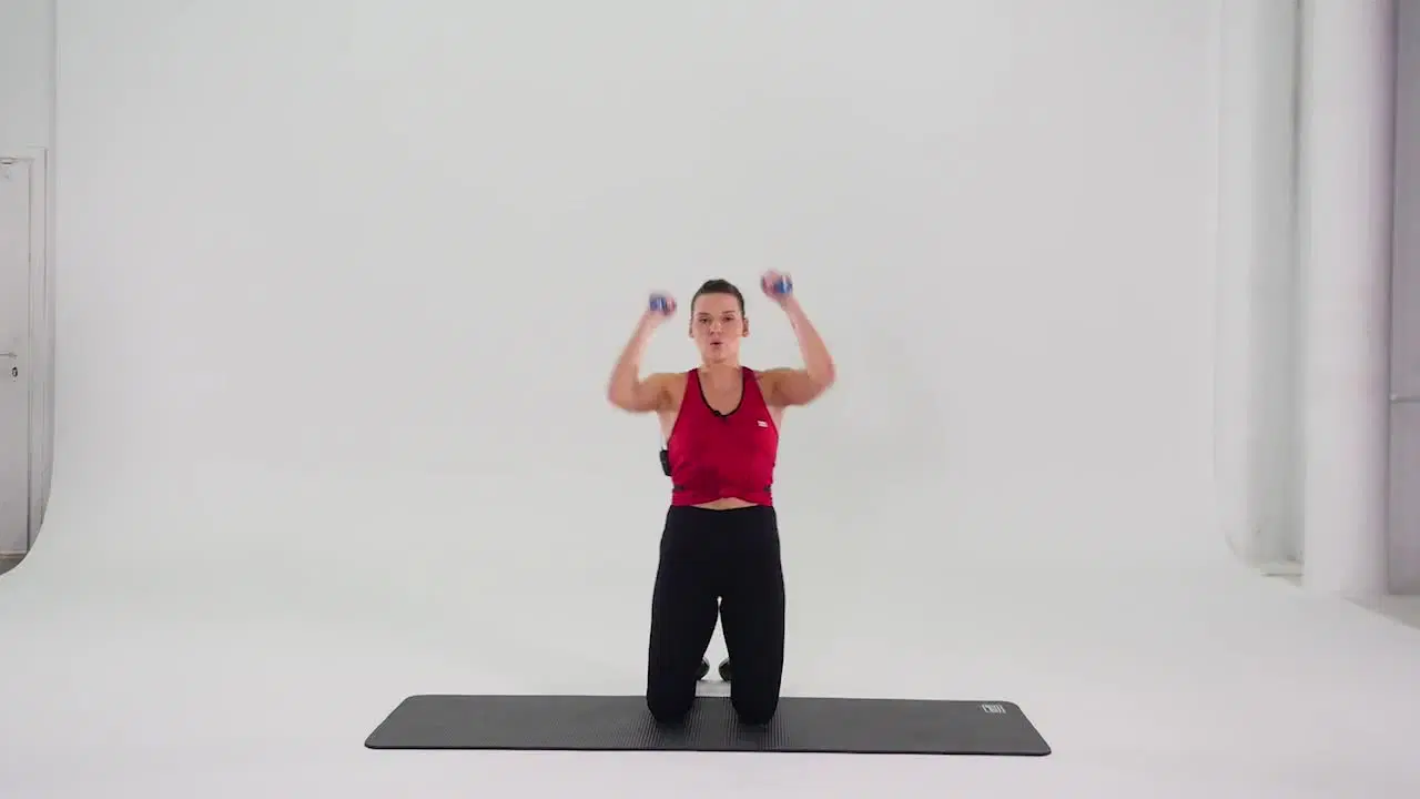 Kadr z treningu Cardio boxing z ciężarkami - całe ciało