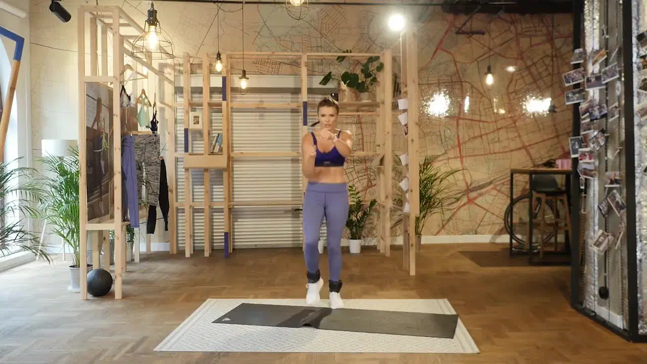 Kadr z treningu Trenind cardio z elementami wzmacniania z obciążeniem na kostki.