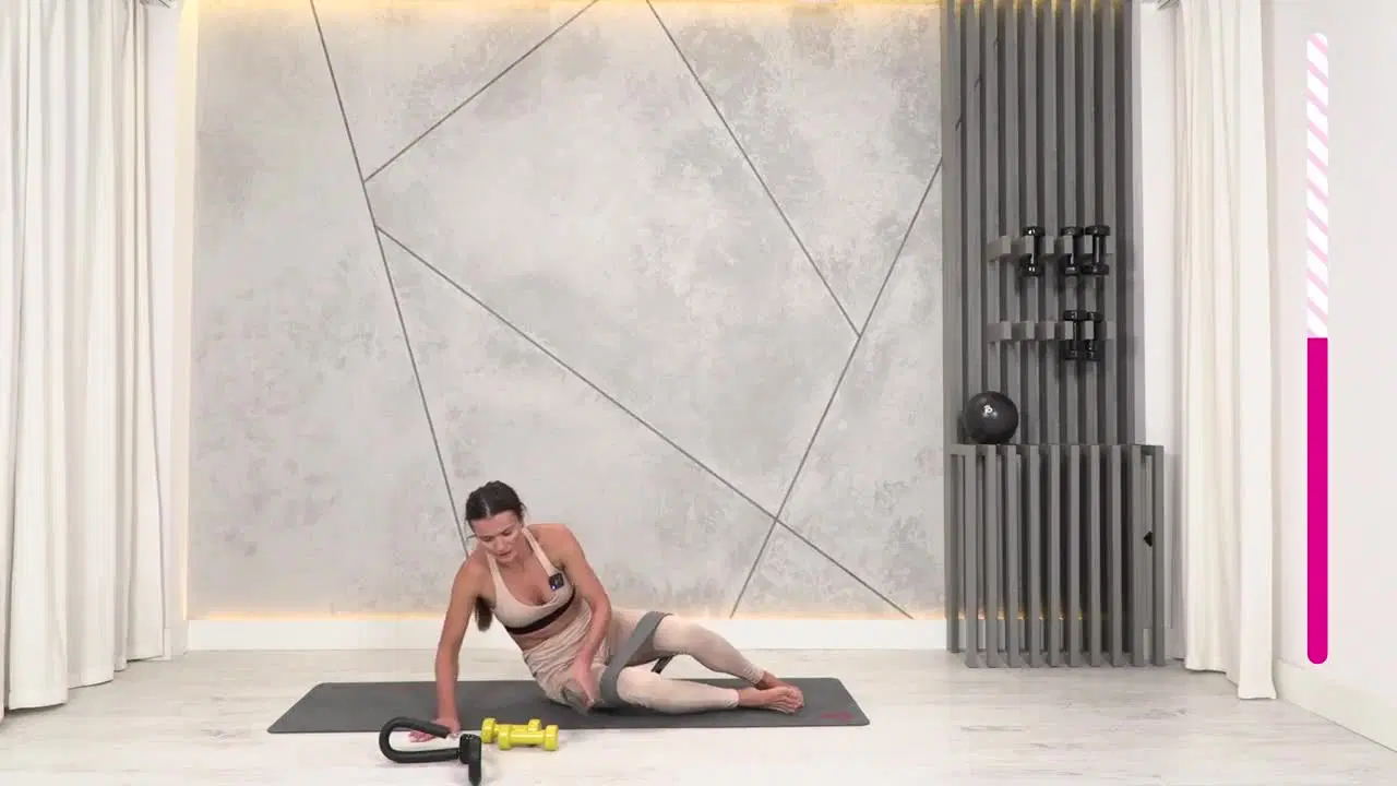 Kadr z treningu Cardio bez obciążenia kolan -brazylijskie pośladki and abs - cardio