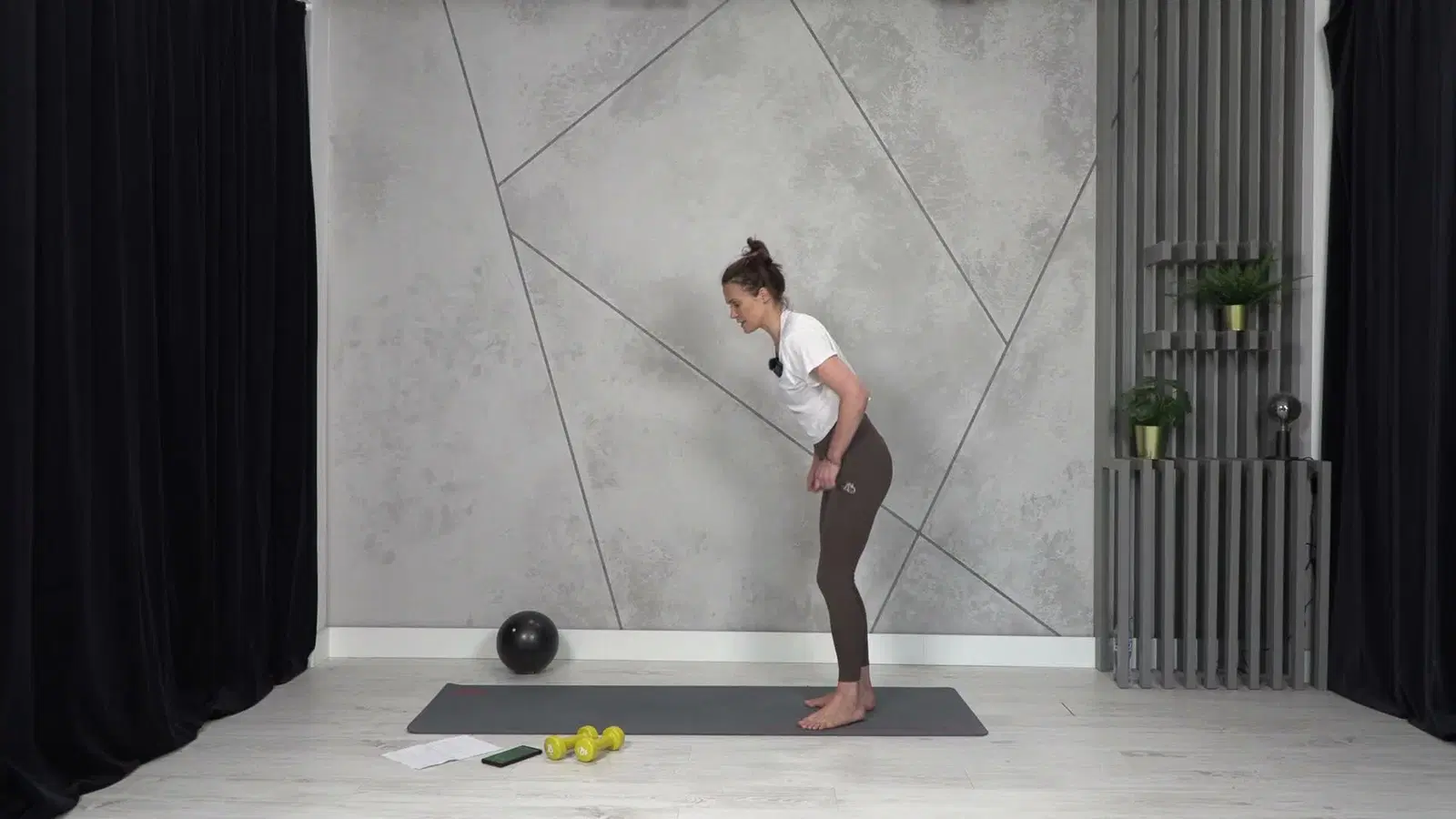Kadr z treningu Cardio + mocny core z piłeczką pilatesową - siła i równowaga