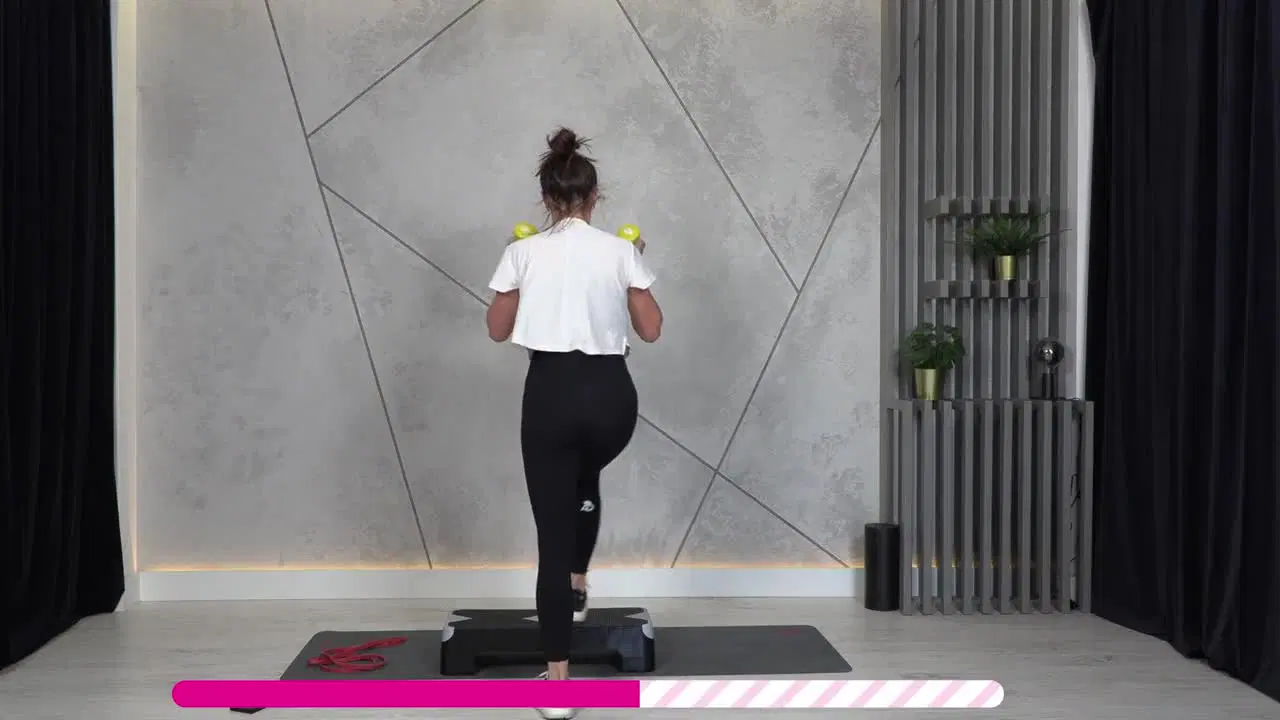 Kadr z treningu Cardio step + modelowanie ciała - dynamiczne cardio