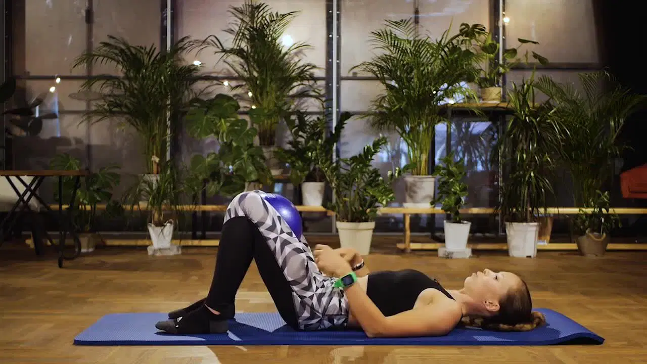 Kadr z treningu Pilates z piłką - mocny brzuch i stabilizacja