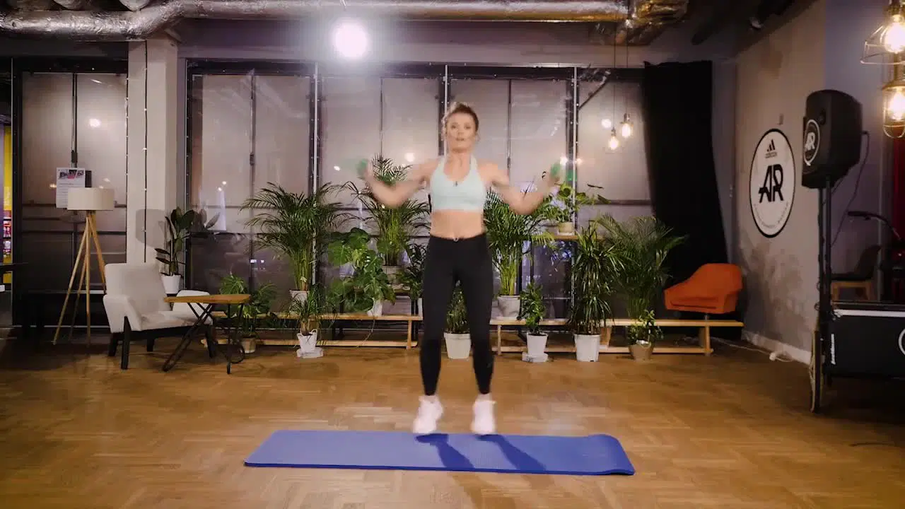 Kadr z treningu Cardio z taśmą - rytm i koordynacja