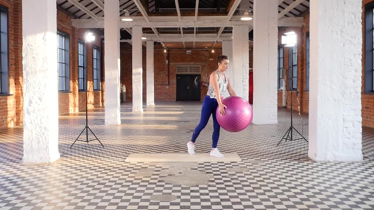 Kadr z treningu Cardio z piłką.