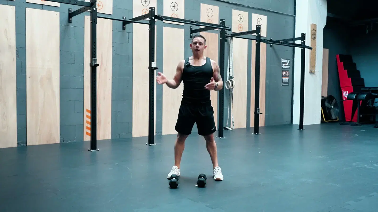 Kadr z treningu Szybka Forma z Hantlami - obwód siłowy z ciężarkami