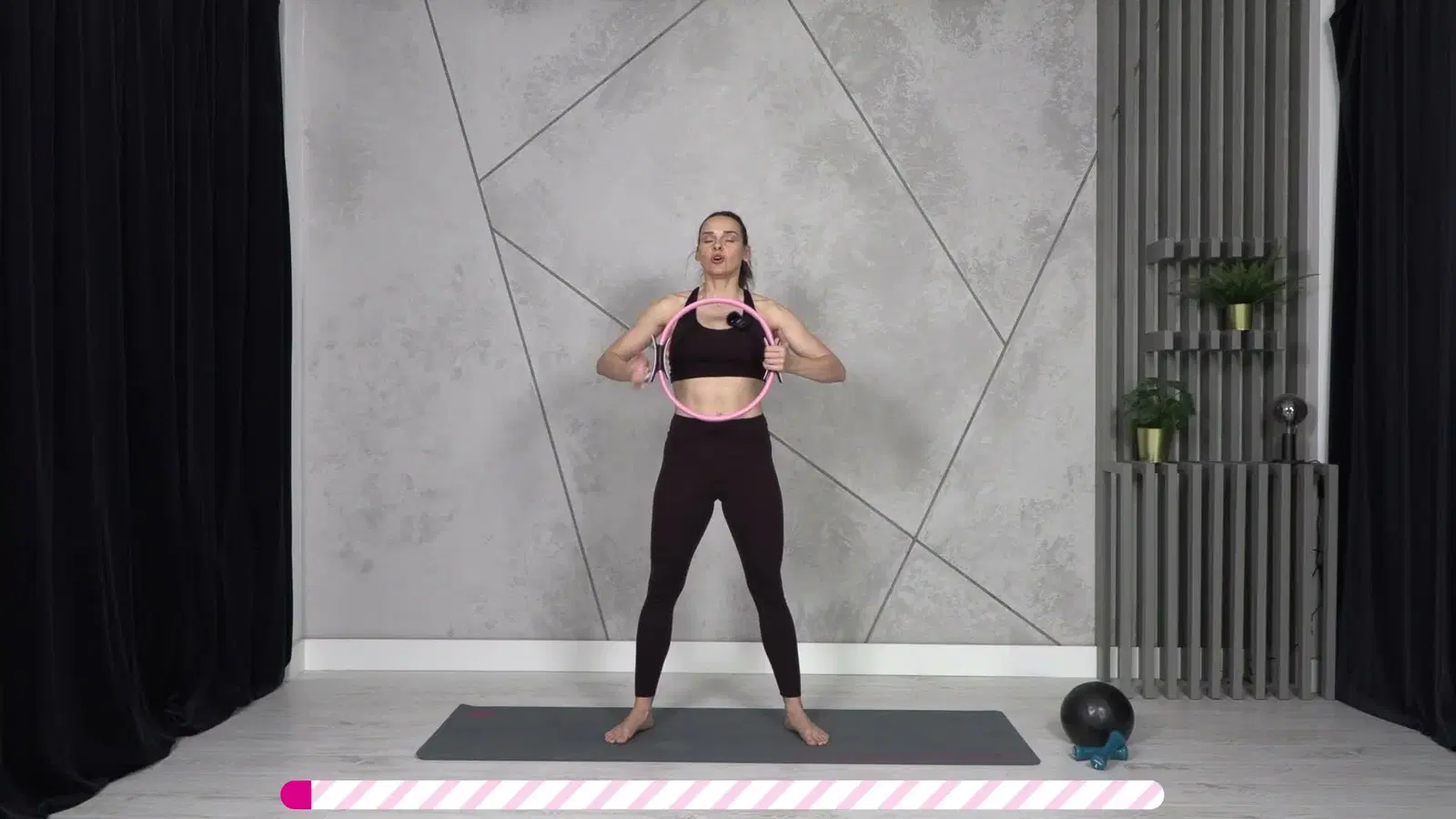 Kadr z treningu Pilates Flow: brzuch, talia, pośladki - mocny środek ze sprzętem