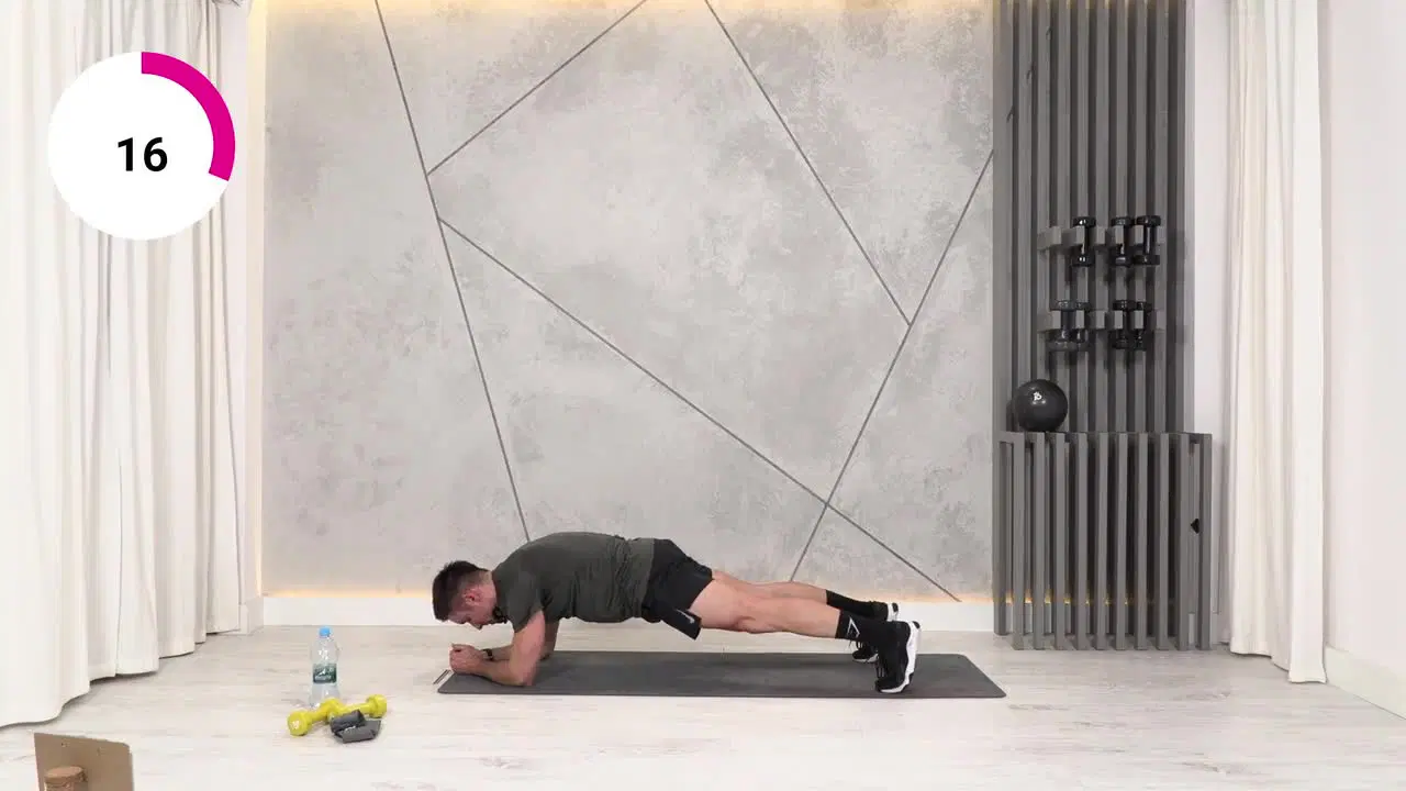 Kadr z treningu Power cardio and ABS - wytrzymałość w ruchu z ciężarkami i gumą hip band