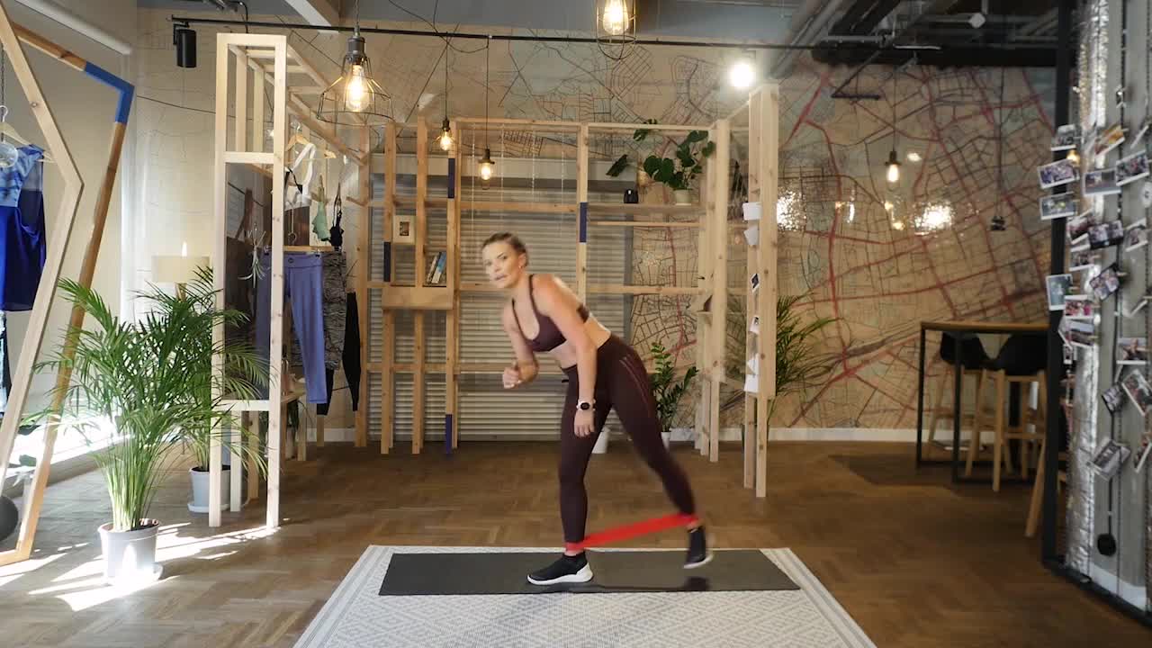 Kadr z treningu Trening wzmacniająco - kondycyjny z użyciem mini bandu.
