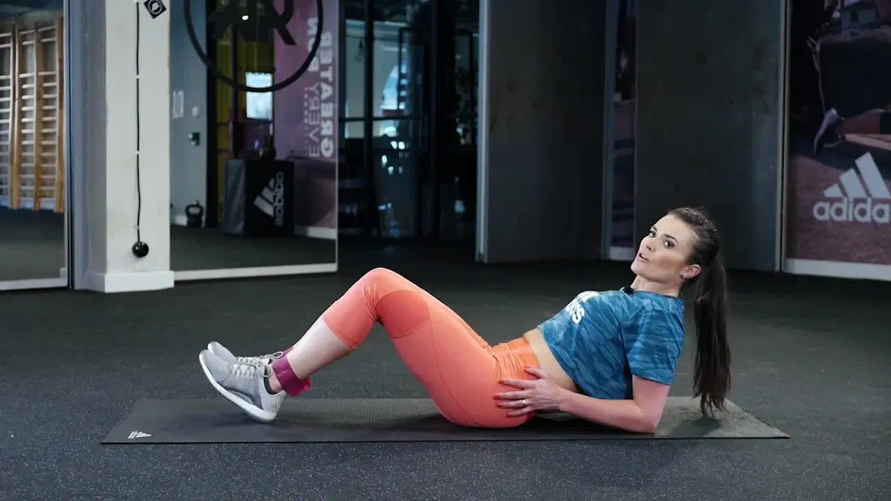 Kadr z treningu Trening modelujący w ciąży z mini bandem