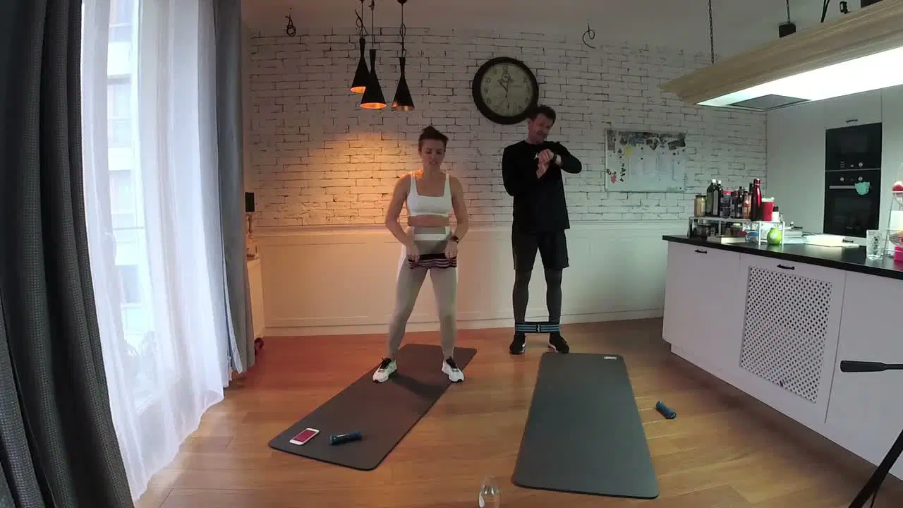 Kadr z treningu Body Killer z Hip Bandem - równowaga i siła