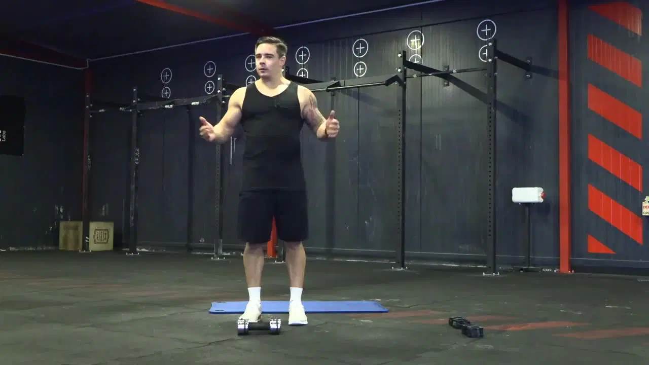 Kadr z treningu CrossFit w domu - crossfit funkcjonalny z ciężarkami i gumą power band