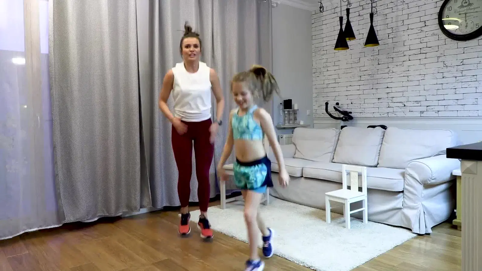 Kadr z treningu Trening interwałowy w domu z krzesłem