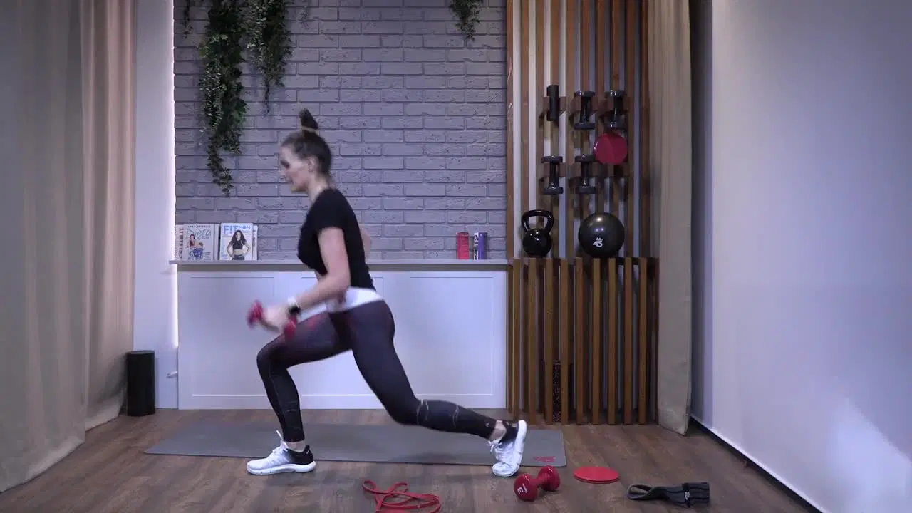 Kadr z treningu Trening obowody w domu - mocny środek ze sprzętem