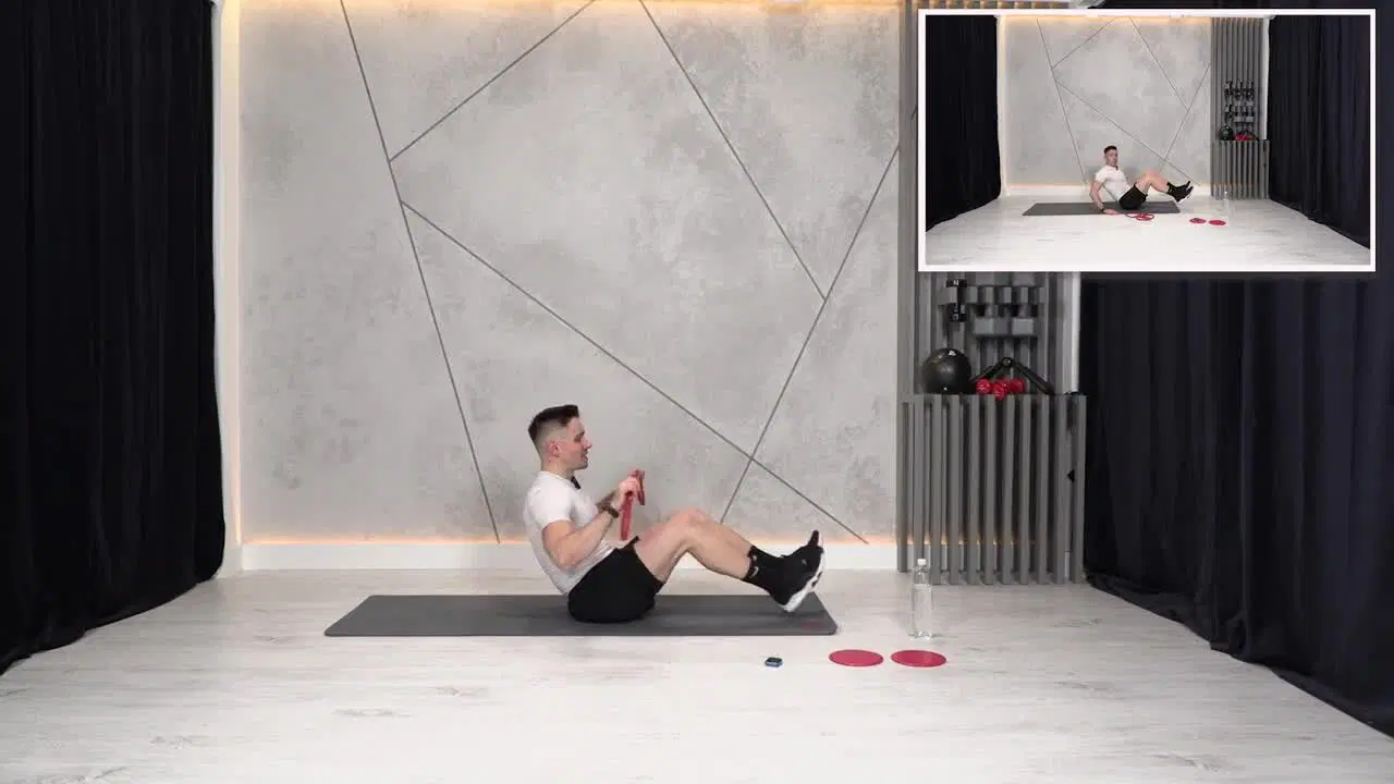 Kadr z treningu Burn and ABS - moc i tempo z gumą power band i slide dyskami