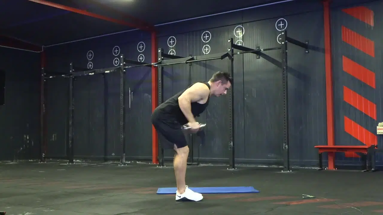 Kadr z treningu CrossFit w domu - moc i kontrola z ciężarkami i skakanką