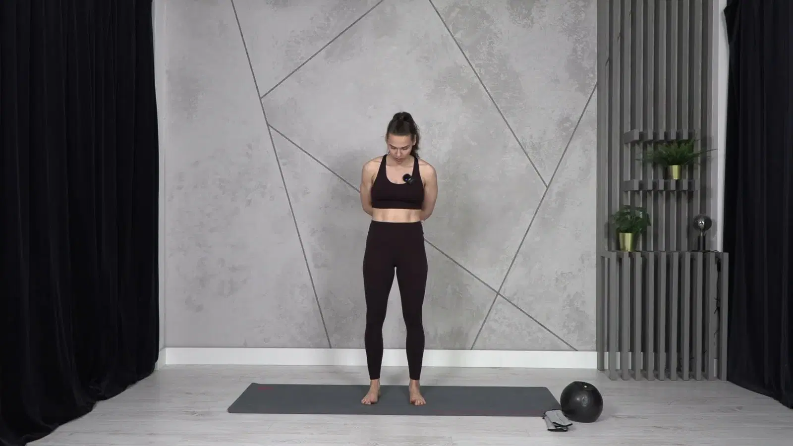 Kadr z treningu Pilates Flow: brzuch, talia, pośladki - mobilność i kontrola ze sprzętem