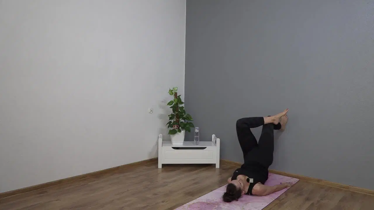 Kadr z treningu Pilates przy ścianie - smukłe ciało - siła i równowaga
