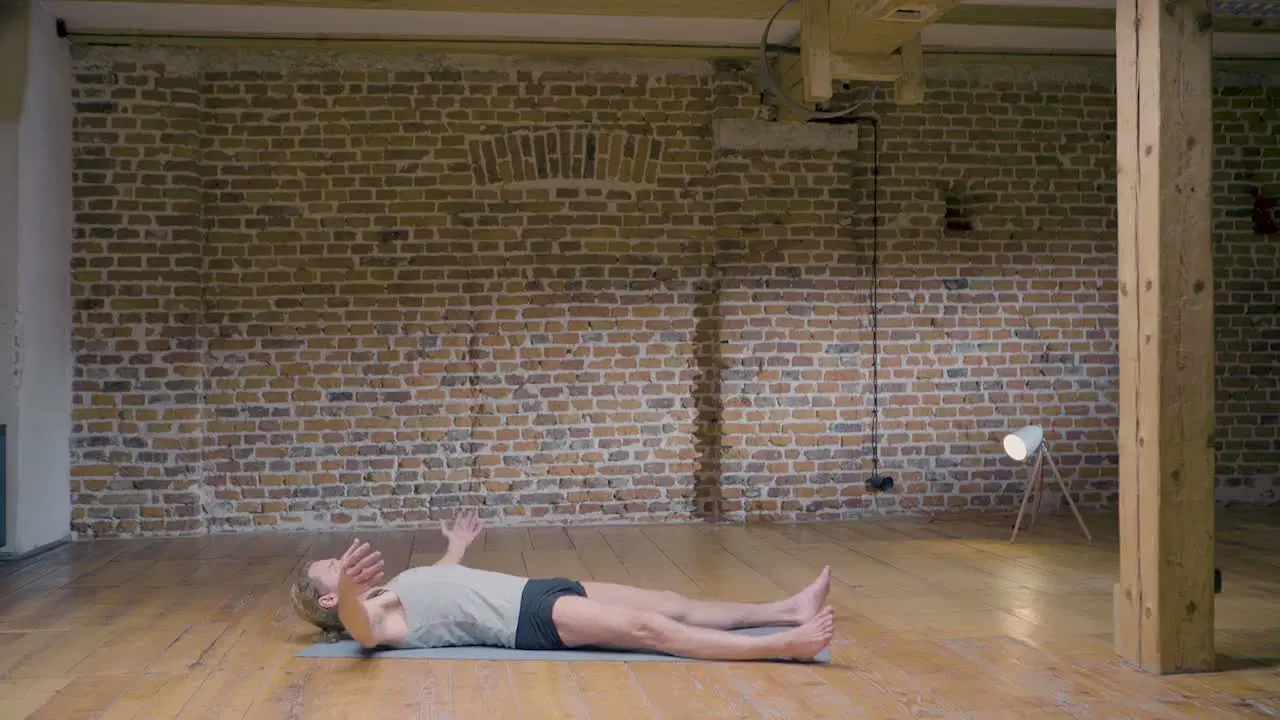 Kadr z treningu Joga Ashtanga Księżycowa Relaks