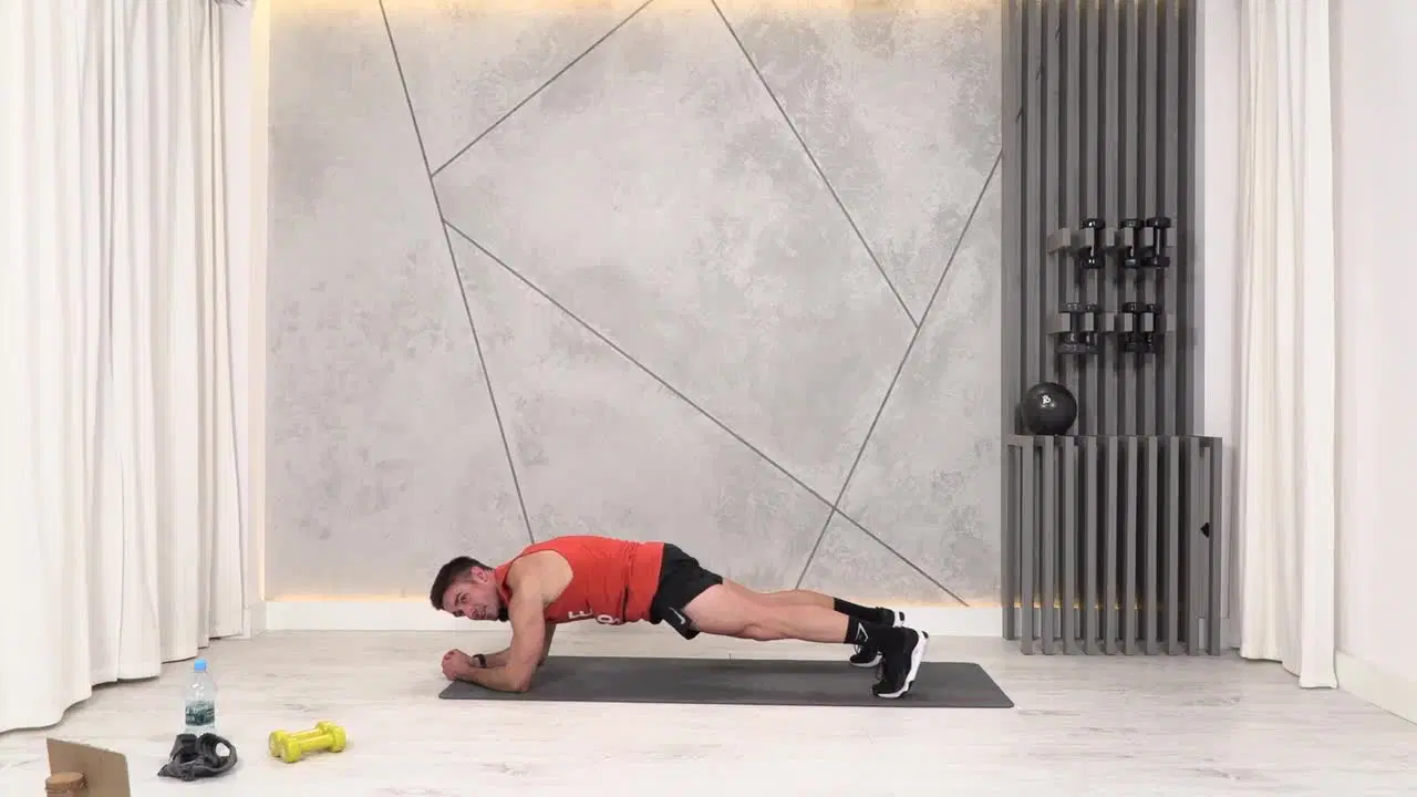 Kadr z treningu Power cardio and ABS - cardio z kontrolą z ciężarkami i gumą hip band