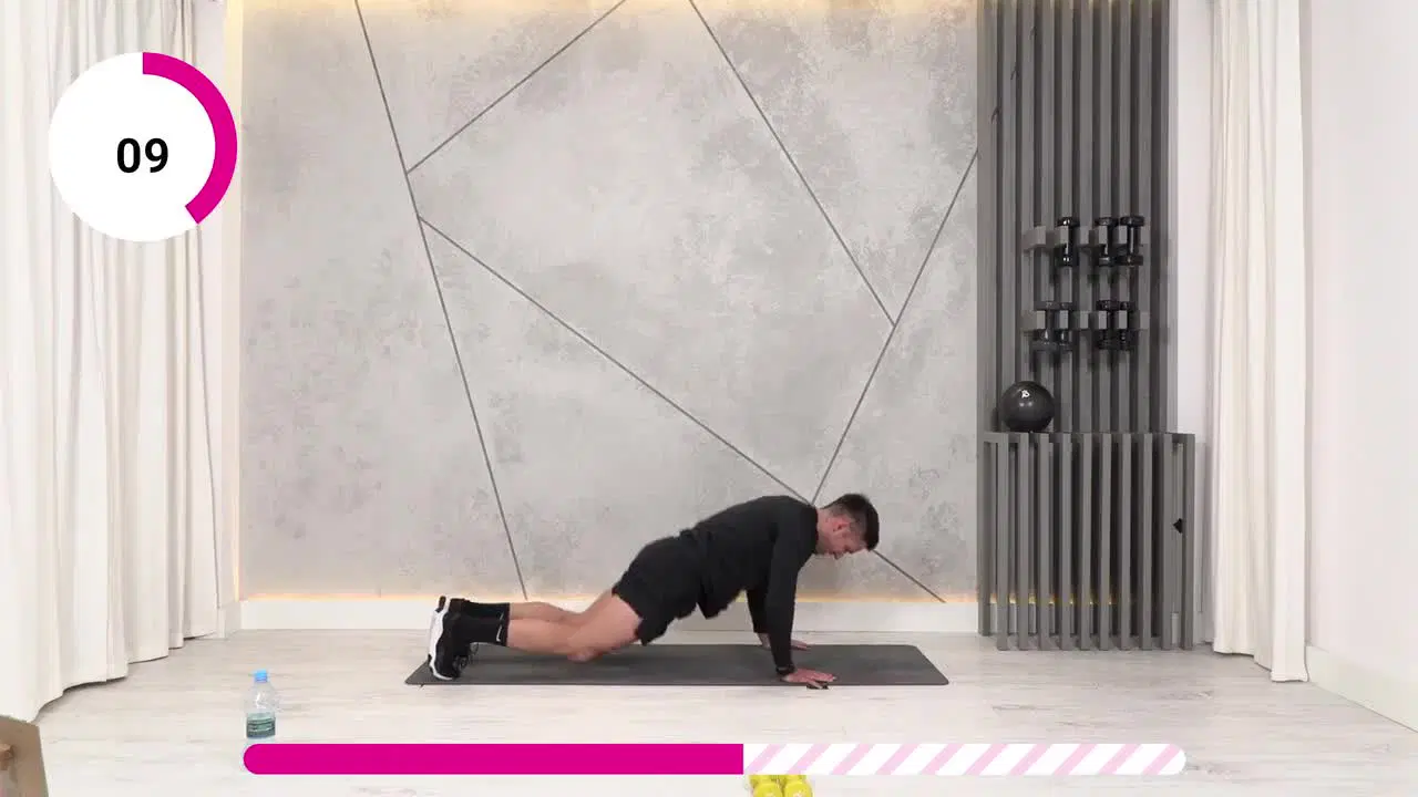 Kadr z treningu Power cardio and ABS - rytm i energia z ciężarkami