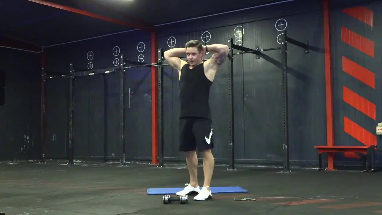Kadr z treningu CrossFit w domu - crossfit funkcjonalny z ciężarkami i skakanką