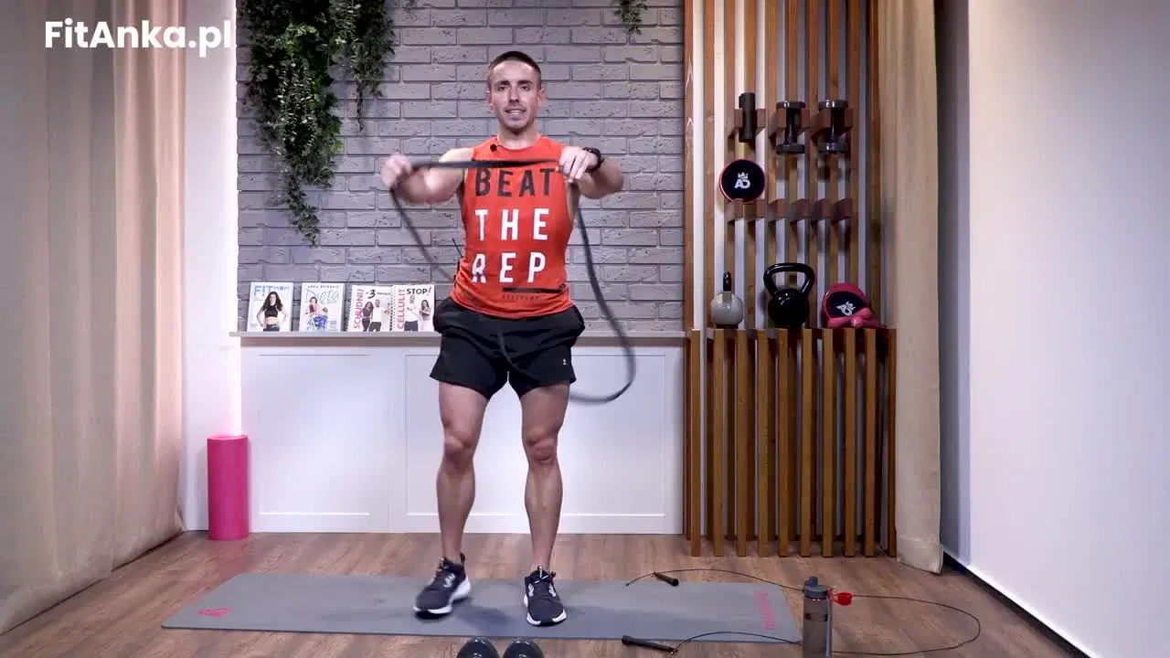 Kadr z treningu CrossFit Kriss - wytrzymałość i moc ze sprzętem