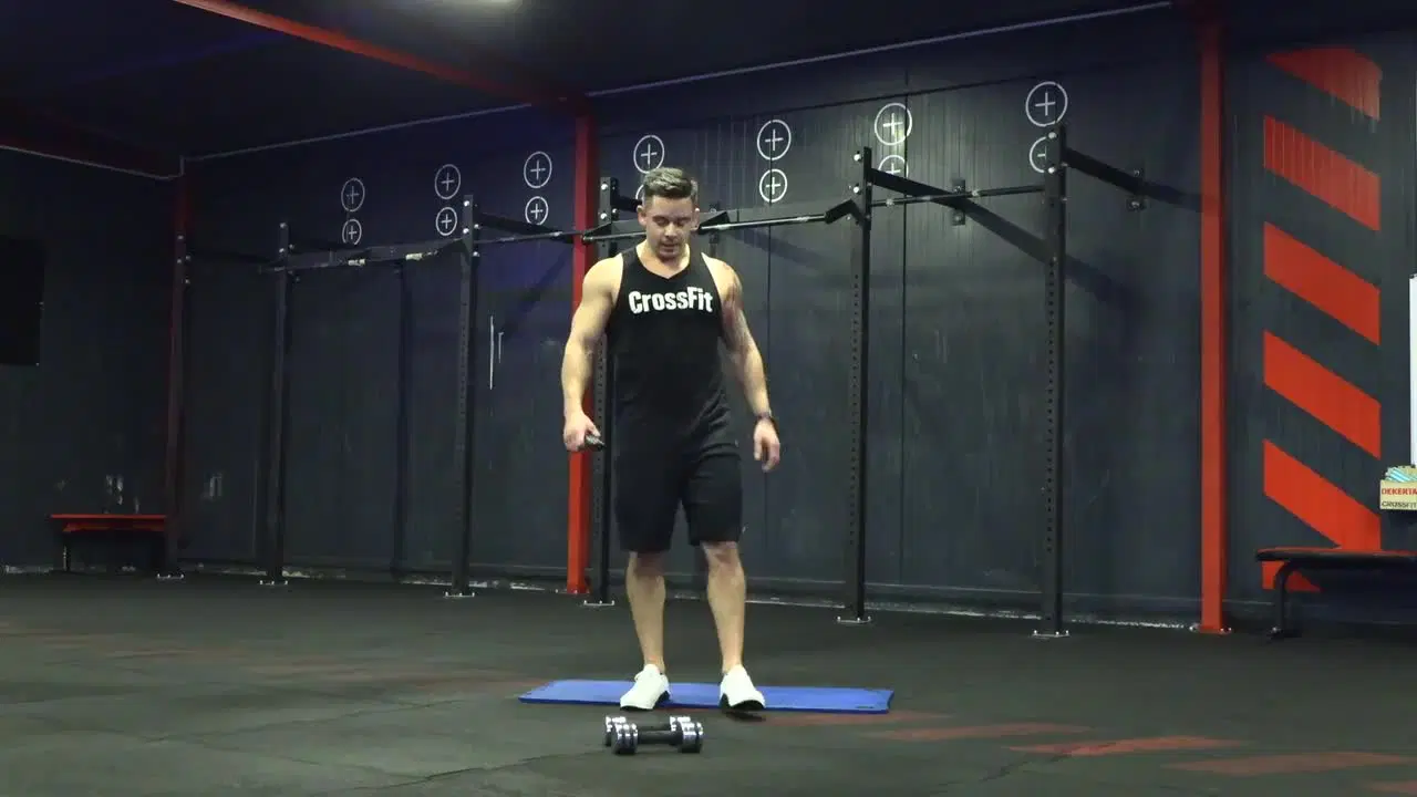 Kadr z treningu Crossfit: stabilizacja w ruchu - całe ciało z ciężarkami