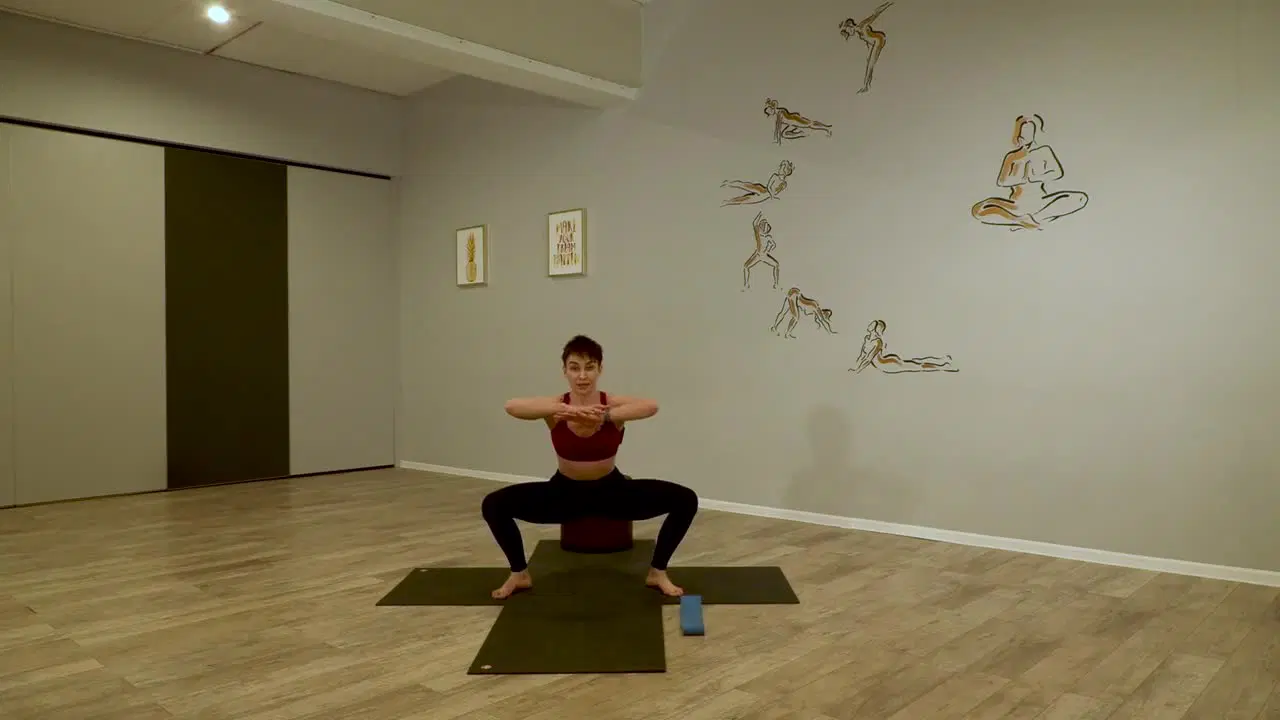Kadr z treningu Power Killer z hip bandem - cardio i stabilizacja