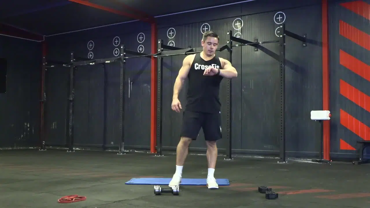 Kadr z treningu CrossFit w domu - moc i kontrola z ciężarkami i gumą power band