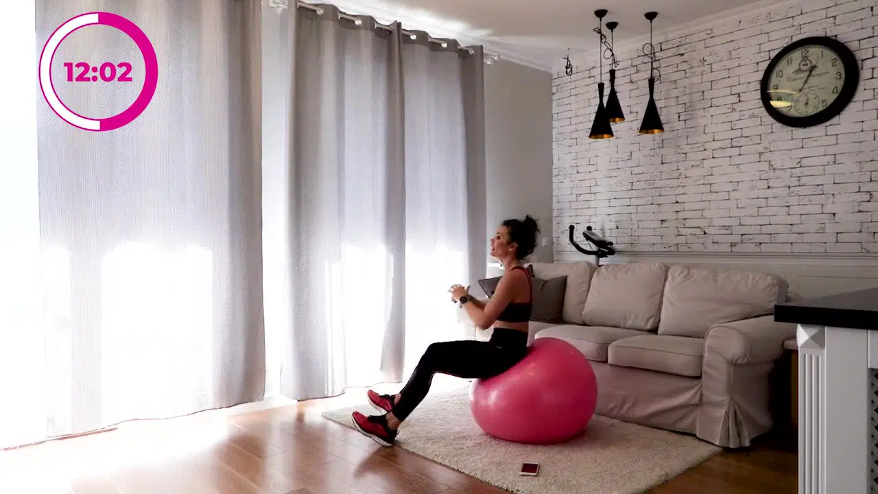 Kadr z treningu Kat dolnej fałdki brzucha - cardio z dużą piłką