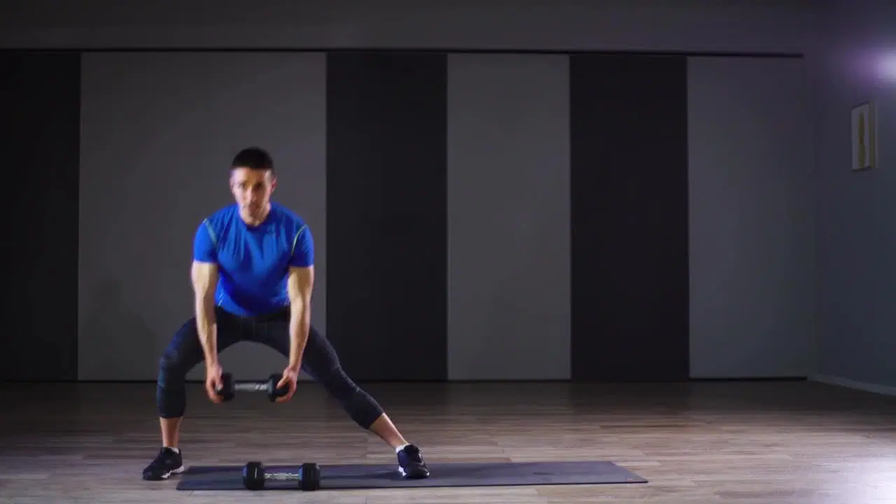 Kadr z treningu Cardio, core i siła - trening z ciężarkami
