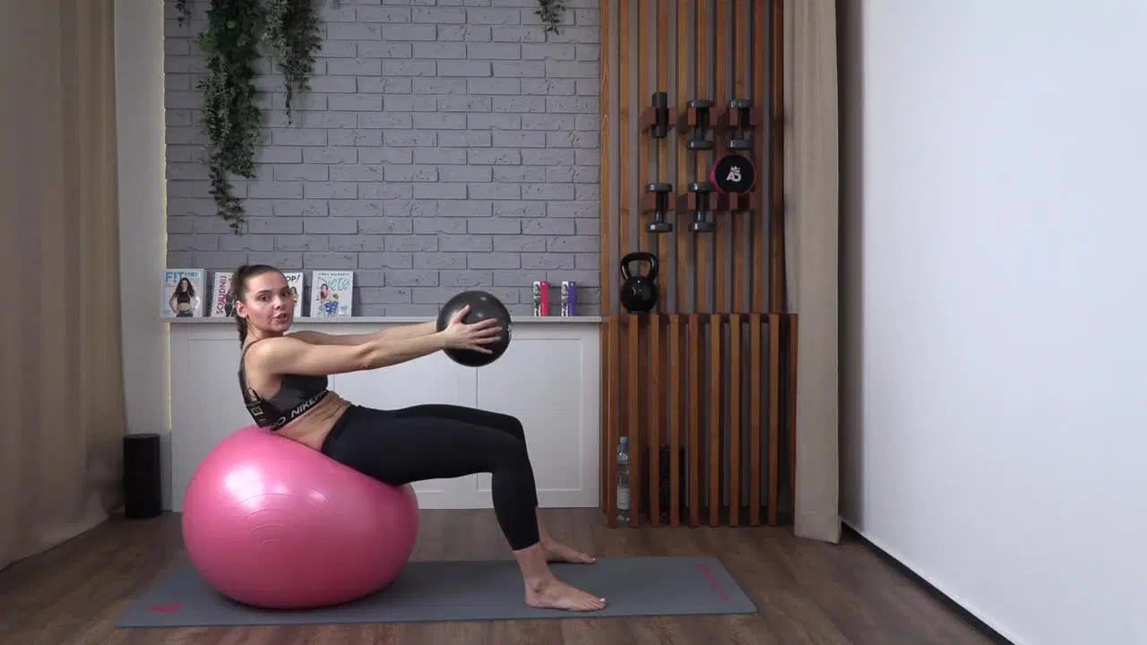 Kadr z treningu Cardio funkcjonalne - brzuch i core z dużą piłką i piłką pilatesową