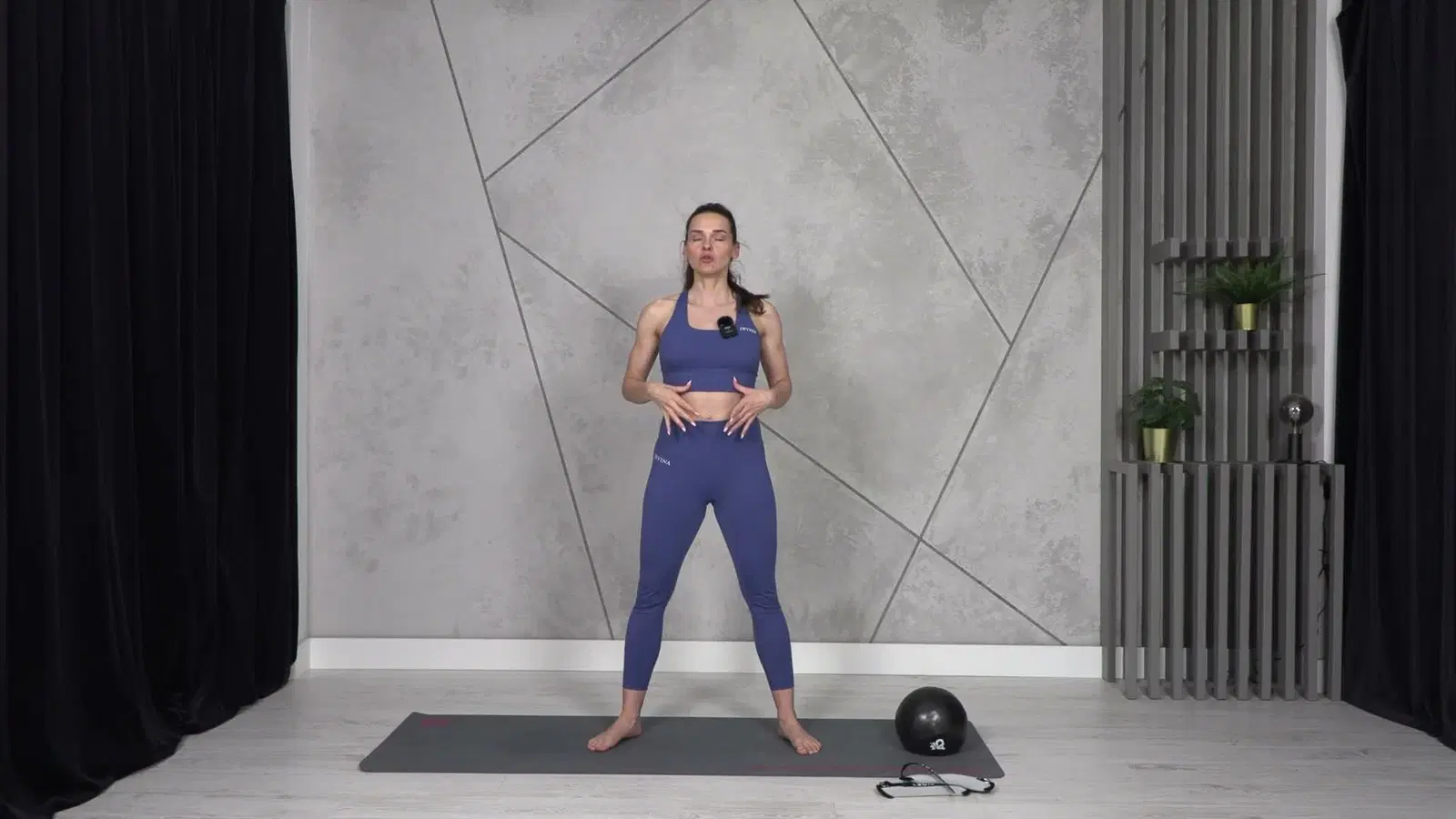Kadr z treningu Pilates Flow: brzuch, talia, pośladki - siła i równowaga ze sprzętem